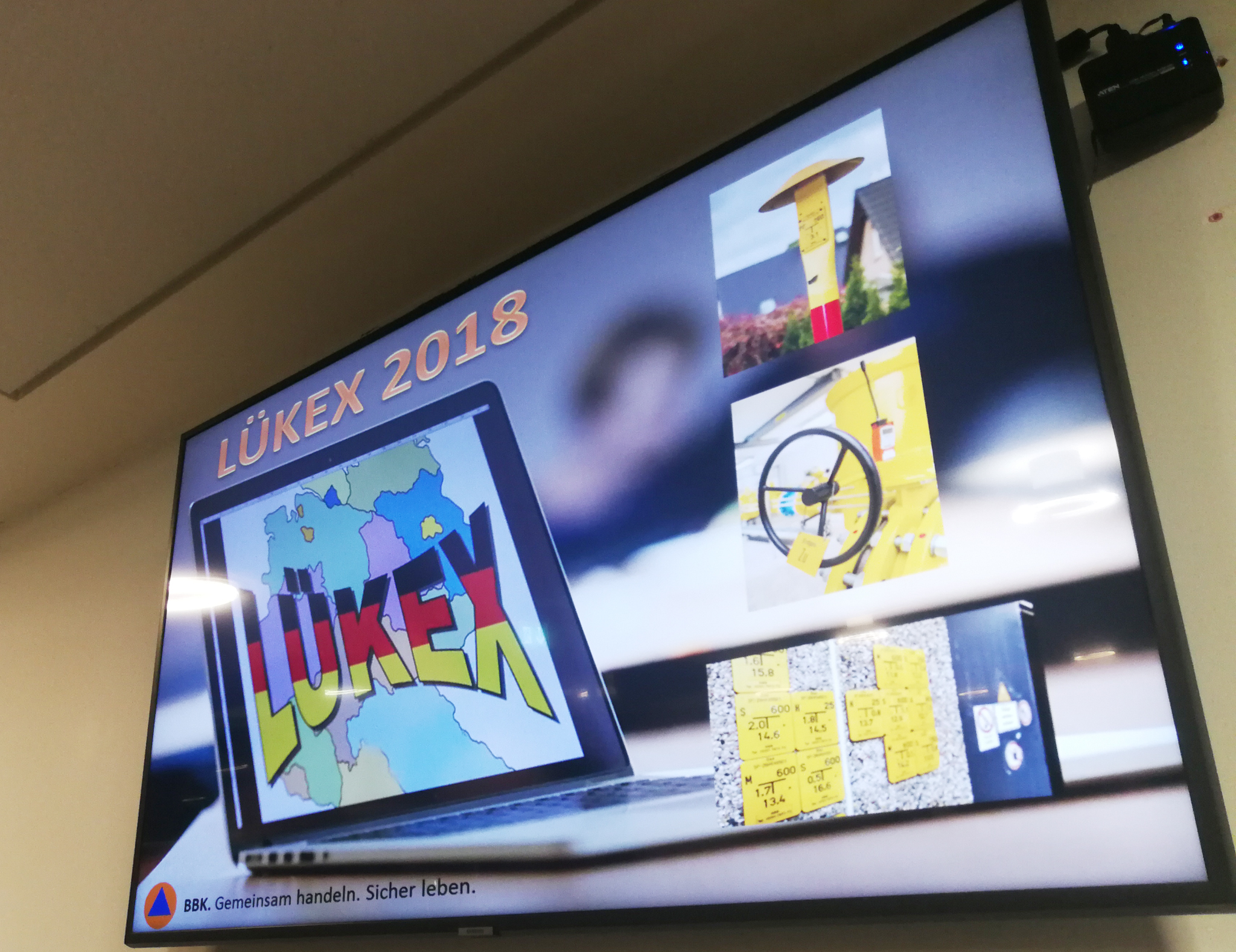 Ein Bildschirm zeigt das Logo der Übung "LÜKEX2018"